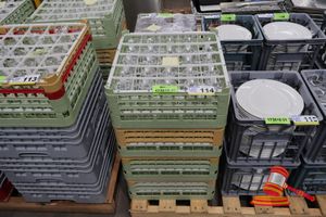 114 · APPROX 100 X BEER GLASSES , CLEAR GLASS, COMMERCIAL GRADE, WITH 4 X DISHWASHER RACKS