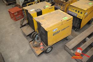 1 X Wia Weldmatic Fabricator Mig Welder , Model: Cp135-2, Sn:C1352a1110105, Untested (Some Marks) On Wheels