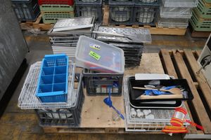 ASSORTED CATERING GOODS, INCLUDES; METAL TRAYS, PLASTIC SPOONS, CUTLERY HOLDERS, PLASTIC TUBS AND CERAMIC PLATES AND SERVING TRAYS, OF VARIOUS QUANTITIES, ON A PALLET