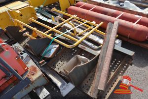 41 · 2 X HITACHI EX1200-6 FENDER AND HANDRAILS, 1 X HITACHI EX1200-6 STEP, 1 X HITACHI EX1200-6 MIRROR, SOME MARKS/RUST, ON A PALLET