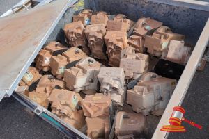 19 · APPROX 18 X KNORR NEW YORK AIR BRAKE COMPANY VALVES, TYPE DB20, P/N:775764, SUIT LOCOMOTIVES, DUST AND SURFACE CORROSION PRESENT, IN METAL CRATE