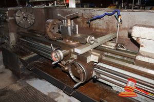 80 · COLCHESTER 1400 METAL LATHE WITH CHUCK AND ATTACHMENTS. 3 PHASE 11KW (PLUG). INCLUDES 4" BORE, 3 AND 4 JAW CHUCKS AND STEADY. NO TOOLING. MAX BED 1500MM, MAX SWING 250MM. APPROX DIMENSIONS 3500 X 1000 X H1700MM
