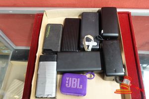 15 · TRAY OF ASSORTED PORTABLE POWER BANKS / BATTERY CHARGERS (UNTESTED)