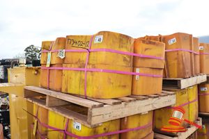 40 · 24 X LINER 400X400X250 SQR TOPDECK BEAM, L 120 X W 120 X H 70 (CM) YELLOW POLYURETHANE, STACKED ON PALLET (SOME MARKS), (B2572517)