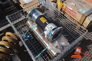 2 X Hitachi Pins, P/N 8075919jec, 1 X Hitachi Return Pipe, P/N: Ya0004914, In A Metal Stillage (S44#497464776, Dr#1582)