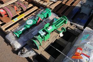 89 · 1 X HYDRAULIC CYLINDER, GREEN PAINTED, APPROX 900MM (SOME MARKS)