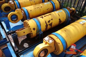 6 · 1 X KOMATSU 930E-5 OEM HOIST CYLINDERS, MATERIAL #: EM8376RM