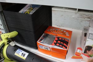 15 · BUNDLE WITH 35x HEAVY DUTY PAINT TRAYS AND 4x BOXES OF PAINT SCRAPERS