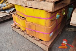 55 · 24 X LINER 400X400X250 SQR TOPDECK BEAM, L 120 X W 120 X H 70 (CM) YELLOW POLYURETHANE, STACKED ON PALLET (SOME MARKS), (B2572517)