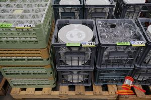 115 · APPROX 50 X DINNER PLATE, WHITE, COMMERCIAL GRADE, IN 2 X MILK CRATES