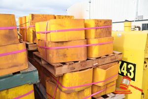 47 · 24 X LINER 400X400X250 SQR TOPDECK BEAM, L 120 X W 120 X H 70 (CM) YELLOW POLYURETHANE, STACKED ON PALLET (SOME MARKS), (B2572517)