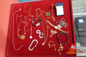 BAG OF ASSORTED JEWELLERY INCLUDING YELLOW METAL NECKLACE MARKED 9KT, 1 X PAIR YELLOW METAL EARRINGS (MARKED 325) WITH CLEAR STONES IN PROUDS JEWELLERY BOX, 1 X MARKED YELLOW METAL FINE NECKLACE WITH GREEN STONE PENDANT