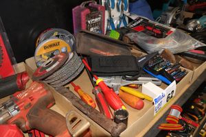 62 · TRAY OF ASSORTED TOOLS INCLUDING VIPER COBALT METRIC DRILL SET, FULL BOAR CUTTING DISKS, PLIERS & SCREWDRIVERS
