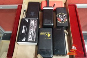 12 · TRAY OF ASSORTED PORTABLE POWER BANKS / BATTERY CHARGERS (UNTESTED)
