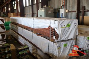 17 · PACK OF JARRAH DECKING, FJ FEATURE, 086mm x 019mm, RANDOM LENGTHS 590LM, 53.69M2 WITH A 5mm GAP (TRANSPORT SIZEL5.700 x W470mm x H470mm x 800/900KG APPROX) (PACK# 320029878)