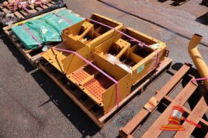 35 · 2 X CATERPILLAR MAIN FRAME ASSEMBLY, APPROX 1.8M, ON PALLET (B8922727)